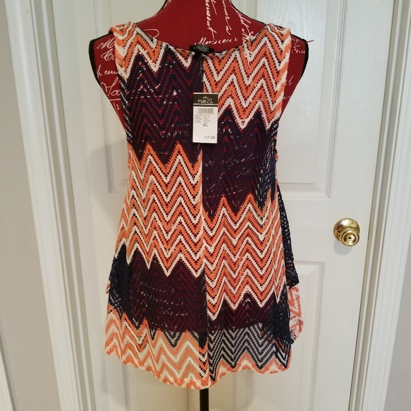 2 Sleeveless tops. - Picture 5 of 5